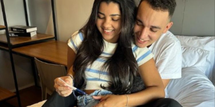 O cantor João Gomes compartilhou com os fãs nas redes sociais que a namorada Ary Mirelle, grávida de 7 meses do primeiro. Grávida de