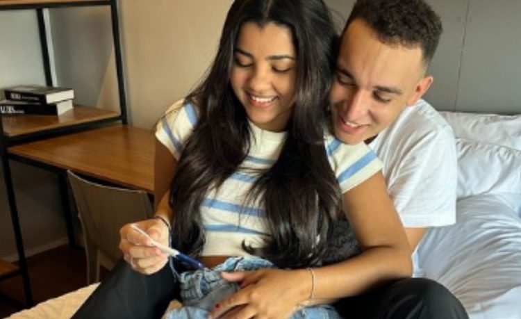 O cantor João Gomes compartilhou com os fãs nas redes sociais que a namorada Ary Mirelle, grávida de 7 meses do primeiro. Grávida de