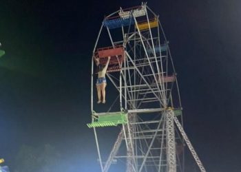 Adolescente que caiu de roda gigante continua internada e faz fisioterapia em Manaus