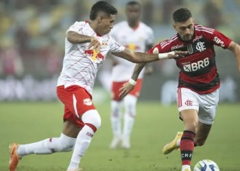 Flamengo vence Bragantino e mantém vivo o sonho do título