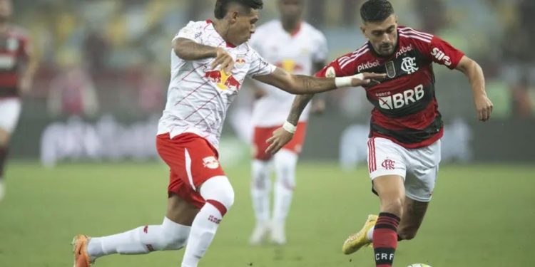 Flamengo vence Bragantino e mantém vivo o sonho do título