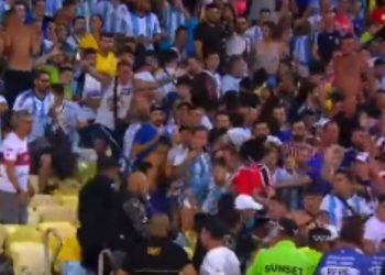 VÍDEO: Pancadaria entre torcedores atrasa jogo entre Brasil e Argentina