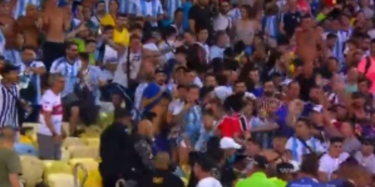 VÍDEO: Pancadaria entre torcedores atrasa jogo entre Brasil e Argentina