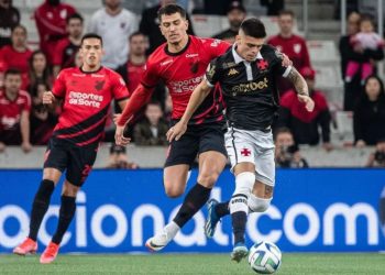 Vasco segura Athletico-PR na Ligga Arena e segue fora do Z4 do Brasileirão