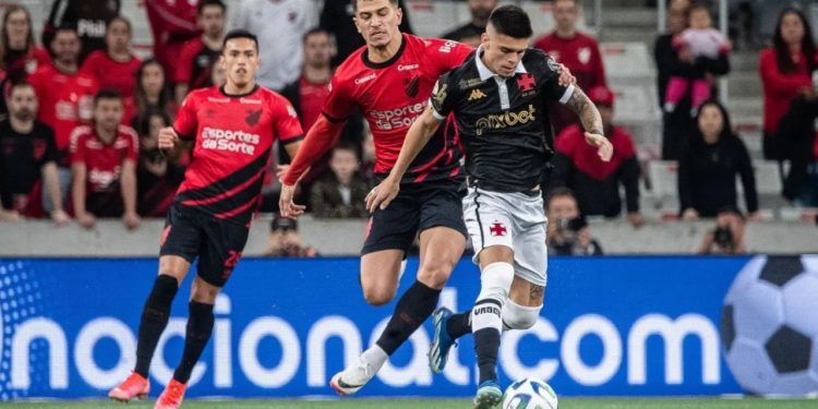 Vasco segura Athletico-PR na Ligga Arena e segue fora do Z4 do Brasileirão