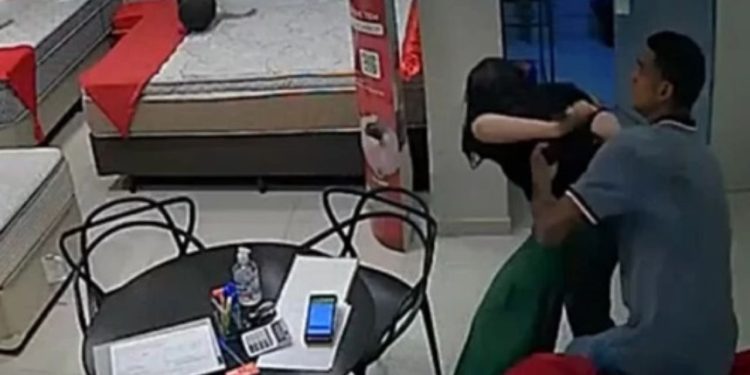 Câmera registra vendedora lutando com bandido para não ser estuprada