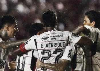 Flamengo vence América-MG e encosta no líder Palmeiras