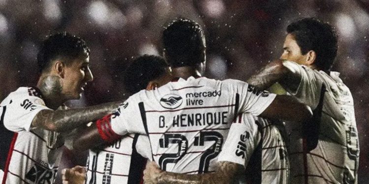Flamengo vence América-MG e encosta no líder Palmeiras