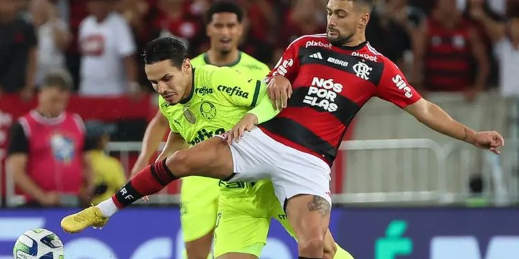 Flamengo vence o Palmeiras e se coloca na briga pelo título