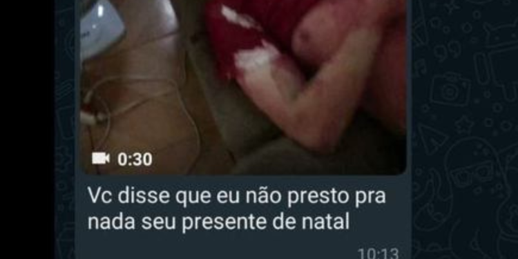 Um pai é suspeito de esfaquear o próprio filho, de 16 anos, e gravar um vídeo do jovem ferido e enviá-lo à mulher. Pai esfaqueia