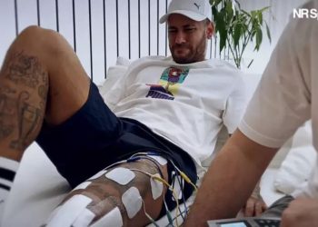 Neymar dá nova festa, leva toco e ‘surta’ com mulher