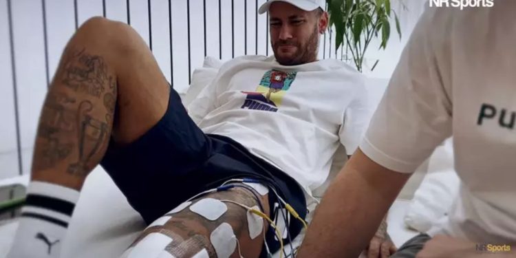 Neymar dá nova festa, leva toco e ‘surta’ com mulher