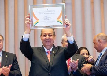 Senador Omar Aziz recebe título de Cidadão Honorário de Brasília