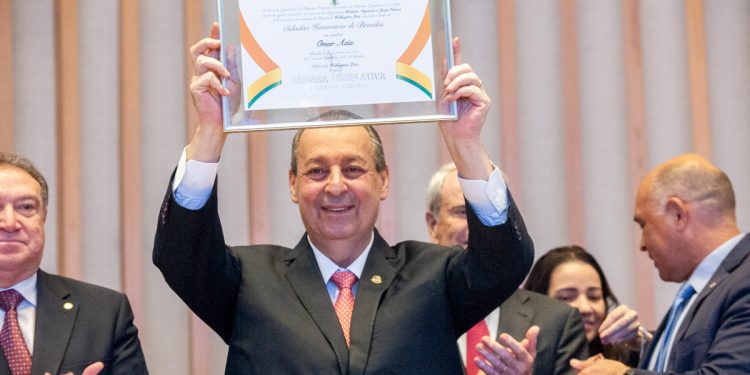 Senador Omar Aziz recebe título de Cidadão Honorário de Brasília