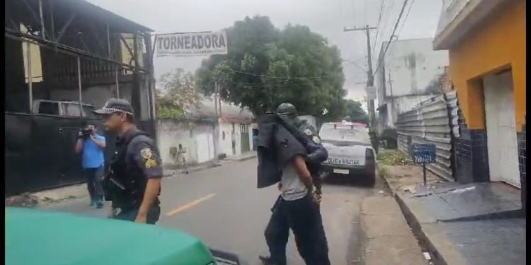 Homem invade casa da família e esfaqueia irmã no bairro Raiz