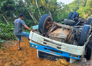 Caminhão tomba e deixa 13 feridos em acidente no Amazonas