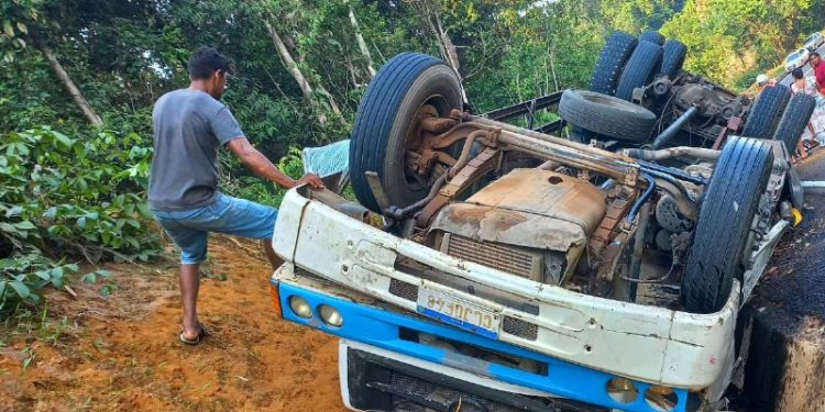 Caminhão tomba e deixa 13 feridos em acidente no Amazonas