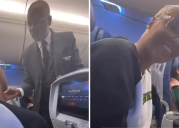 Veja: cantora gospel quase é expulsa de avião por se recusar a parar de cantar porque ‘Deus pediu’