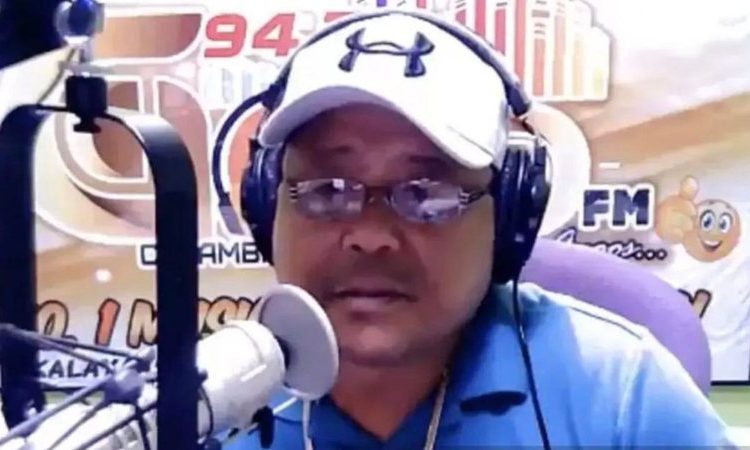 O radialista filipino Juan Jumalon foi fatalmente baleado por um agressor não identificado dentro de seu estúdio. Radialista é