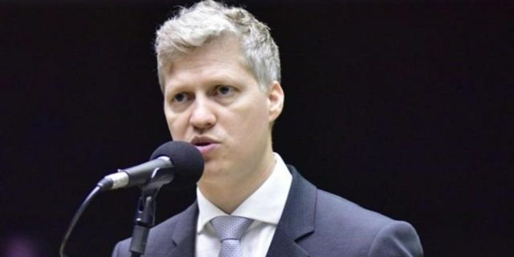 Deputados alcançam assinaturas para abrir CPI que mira o STF e TSE