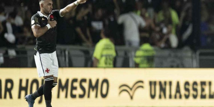 O Vasco ganhou do já rebaixado América-MG por 2 a 1, em São Januário, e segue firme na luta contra o rebaixamento. Vasco vence