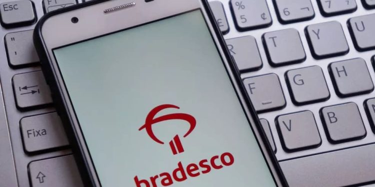 Clientes do Bradesco relatam valores a mais em contas após sumiço de dinheiro