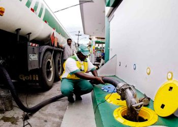 A Petrobras comunicou a redução de R$ 0,27 no preço do litro do diesel nas distribuidoras, marcando uma mudança no preço. Diesel fica