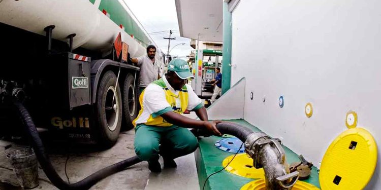 A Petrobras comunicou a redução de R$ 0,27 no preço do litro do diesel nas distribuidoras, marcando uma mudança no preço. Diesel fica