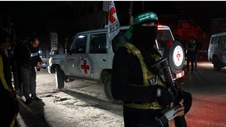 Pelo menos dez civis israelenses libertados pelo Hamas, tanto homens quanto mulheres, foram agredidos ou. Ao menos