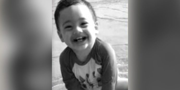 Criança de 2 anos morre afogada em piscina enquanto brincava no interior do Amazonas