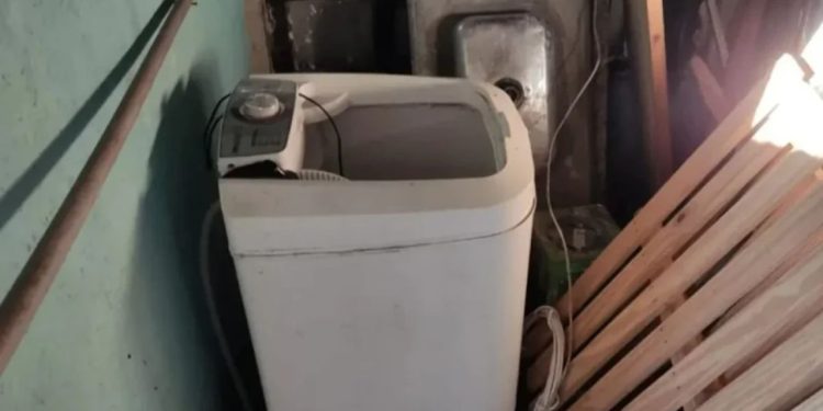 Moradores escutam choro e encontram recém-nascido em máquina de lavar