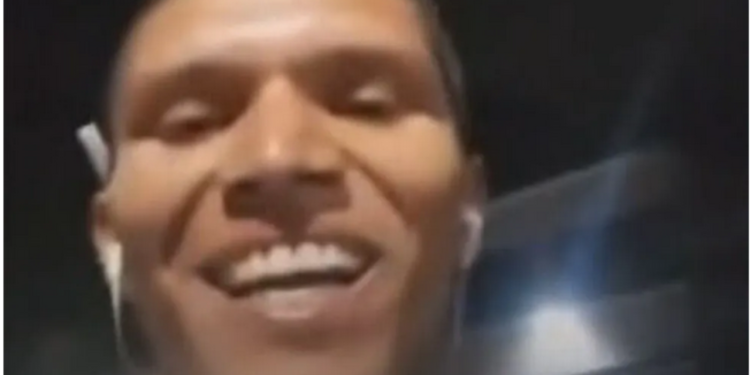 Um homem roubou o telefone celular de uma mulher no sábado (9), em frente ao Shopping Bangu, na Zona Oeste do. Homem rouba