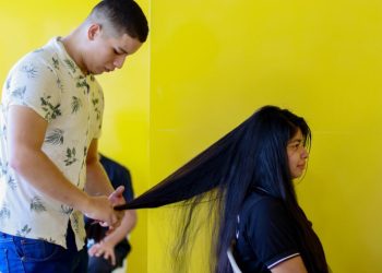 ‘Noite do Encanto’: Sejusc promove dia de cuidados e ceia natalina a pessoas em situação de rua