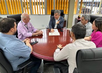 Oprojeto de implantação do Parque Científico e Tecnológico do Alto Solimões (PaCTAS), no terreno pertencente à Suframa onde está localizada a Área de Livre Comércio de Tabatinga (distante a 1108 quilômetros de Manaus) foi pauta da reunião entre o superintendente da Suframa, Bosco Saraiva, e o secretário de Desenvolvimento Econômico, Ciência, Tecnologia e Inovação (Sedecti), Serafim Corrêa, realizada nesta terça-feira (19), na sede da Suframa. O secretário da Sedecti, acompanhado de equipe técnica, apresentou o projeto de implantação do PaCTAS, que iniciou em 2020 com articulação e mobilização para as pesquisas na área do Alto Solimões. A coordenação do projeto é feita pela Universidade Federal do Amazonas (Ufam) e envolve grupos de pesquisa, professores, pesquisadores e laboratórios da Universidade do Estado do Amazonas (UEA) e do Instituto Federal do Amazonas (Ifam) de Tabatinga. A área da Suframa possui 27 mil metros quadrados em um terreno de 180x150 metros, onde está localizado o prédio da Área de Livre Comércio de Tabatinga. “Pensamos nessa área da Suframa justamente por ela ocupar uma posição estratégica, é uma área grande na avenida principal, com um posicionamento estratégico também na fronteira”, afirmou o coordenador do Núcleo de Desenvolvimento e Integração da Faixa de Fronteira do Amazonas (Niffam), Guilherme Vilagelim. Vilagelim também informou que foram viabilizados dois TEDs com o Ministério da Integração e Desenvolvimento Regional, o primeiro no valor de R$ 4,2 milhões, em 2020, e o segundo de R$ 5,4 milhões junto ao Ifam para a construção de um laboratório de bioprospecção dos ativos da floresta, além da sinalização de um recurso do BID de US$ 5 milhões para a construção de um laboratório de controle sanitário. “A ideia do Parque é juntar Ifam, Ufam e UEA com empresas e institutos nessa área para que possamos atrair investimentos”, complementou. O superintendente Bosco Saraiva afirmou ser de extrema relevância a criação do Parque e solicitou que a Sedecti envie a proposta formalmente à Autarquia para que sejam dados os trâmites técnicos para a concessão da área da Suframa ao projeto. “Acreditamos que o caminho para o desenvolvimento envolve essa tríade da academia, governo e empresas. O PaCTAS vem justamente ao encontro dessa proposta e pode contar com o nosso apoio”, afirmou. Acompanharam Bosco Saraiva na reunião, o superintendente-adjunto Executivo, Luiz Frederico Aguiar e o superintendente-adjunto de Administração, Carlito Sobrinho.