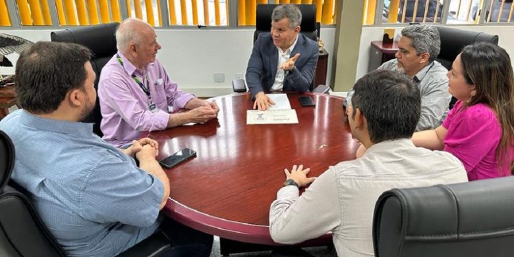 Oprojeto de implantação do Parque Científico e Tecnológico do Alto Solimões (PaCTAS), no terreno pertencente à Suframa onde está localizada a Área de Livre Comércio de Tabatinga (distante a 1108 quilômetros de Manaus) foi pauta da reunião entre o superintendente da Suframa, Bosco Saraiva, e o secretário de Desenvolvimento Econômico, Ciência, Tecnologia e Inovação (Sedecti), Serafim Corrêa, realizada nesta terça-feira (19), na sede da Suframa. O secretário da Sedecti, acompanhado de equipe técnica, apresentou o projeto de implantação do PaCTAS, que iniciou em 2020 com articulação e mobilização para as pesquisas na área do Alto Solimões. A coordenação do projeto é feita pela Universidade Federal do Amazonas (Ufam) e envolve grupos de pesquisa, professores, pesquisadores e laboratórios da Universidade do Estado do Amazonas (UEA) e do Instituto Federal do Amazonas (Ifam) de Tabatinga. A área da Suframa possui 27 mil metros quadrados em um terreno de 180x150 metros, onde está localizado o prédio da Área de Livre Comércio de Tabatinga. “Pensamos nessa área da Suframa justamente por ela ocupar uma posição estratégica, é uma área grande na avenida principal, com um posicionamento estratégico também na fronteira”, afirmou o coordenador do Núcleo de Desenvolvimento e Integração da Faixa de Fronteira do Amazonas (Niffam), Guilherme Vilagelim. Vilagelim também informou que foram viabilizados dois TEDs com o Ministério da Integração e Desenvolvimento Regional, o primeiro no valor de R$ 4,2 milhões, em 2020, e o segundo de R$ 5,4 milhões junto ao Ifam para a construção de um laboratório de bioprospecção dos ativos da floresta, além da sinalização de um recurso do BID de US$ 5 milhões para a construção de um laboratório de controle sanitário. “A ideia do Parque é juntar Ifam, Ufam e UEA com empresas e institutos nessa área para que possamos atrair investimentos”, complementou. O superintendente Bosco Saraiva afirmou ser de extrema relevância a criação do Parque e solicitou que a Sedecti envie a proposta formalmente à Autarquia para que sejam dados os trâmites técnicos para a concessão da área da Suframa ao projeto. “Acreditamos que o caminho para o desenvolvimento envolve essa tríade da academia, governo e empresas. O PaCTAS vem justamente ao encontro dessa proposta e pode contar com o nosso apoio”, afirmou. Acompanharam Bosco Saraiva na reunião, o superintendente-adjunto Executivo, Luiz Frederico Aguiar e o superintendente-adjunto de Administração, Carlito Sobrinho.