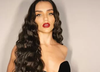 O último dia de 2023 não está sendo fácil para Rafa Kalimann. Na madrugada deste domingo (31/12), a ex-BBB teve sua conta. Rafa Kalimann