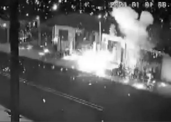 Uma criança de 11 anos ficou ferida após ser atingida por fogos de artifício na madrugada de segunda-feira (1), em Pato. Vídeo mostra