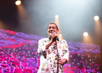 Zeca Pagodinho e Pretinho da Serrinha animam a sexta festa do BBB 24