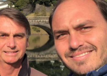 Jair e Carlos Bolsonaro haviam saído de lancha quando PF chegou à casa da família em Angra dos Reis