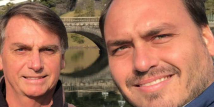 Jair e Carlos Bolsonaro haviam saído de lancha quando PF chegou à casa da família em Angra dos Reis