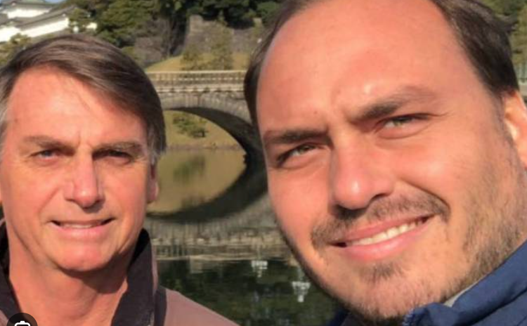 Jair e Carlos Bolsonaro haviam saído de lancha quando PF chegou à casa da família em Angra dos Reis