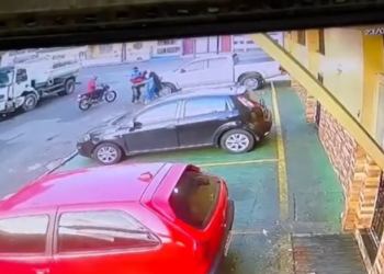 Assaltantes armados rendem pai e filha no bairro Petrópolis, em Manaus