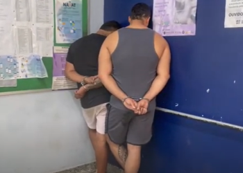 Dupla presa em Manaus a com arma de fogo