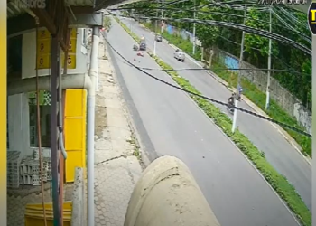 Câmera flagra acidente entre carro e moto em Manaus