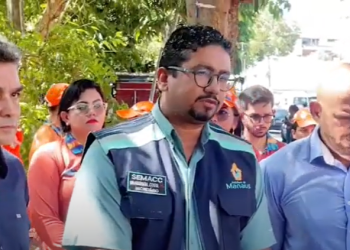 Grande ação de coleta de resíduos sólidos retirados por meio da ecobarreira instalada na zona leste