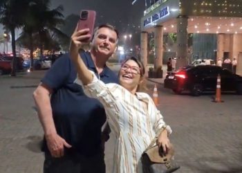 Bolsonaro tira foto com sósia de Janja e Web reage: "nem ela resistiu"