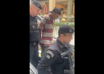 Um homem foi preso após entrar em um shopping em João Pessoa, capital da Paraíba, e matar a tiros a gerente de. Homem mata