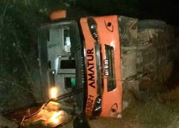 Ônibus tomba em acidente na BR-319