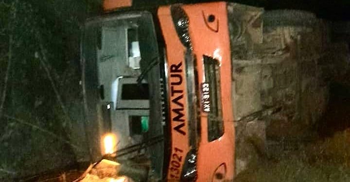 Ônibus tomba em acidente na BR-319
