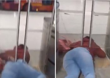 Uma mulher tentou passar por debaixo de uma catraca em uma estação de ônibus e acabou ficando presa. Vídeo:
